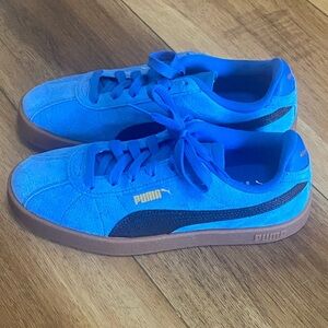 Puma NWOT size 5.5 women's blue/black suede sneakers